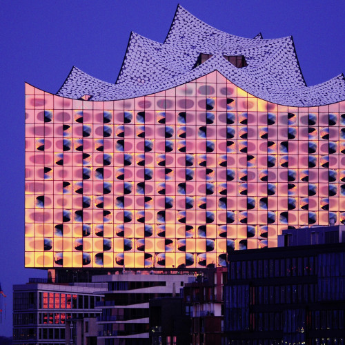 2016: Farbspiel in der gläsernen Fassade der Elbphliharmonie. Foto: Michael Zapf
