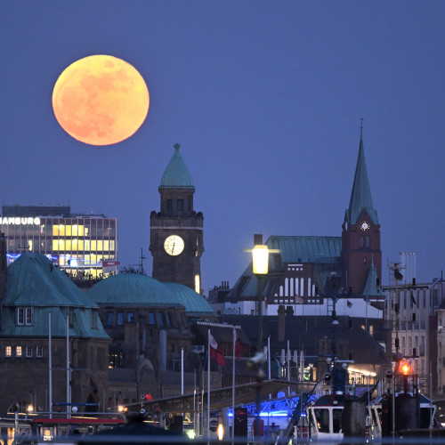 2026: Mondaufgang über den Landungsbrücken. Foto: Michael Zapf