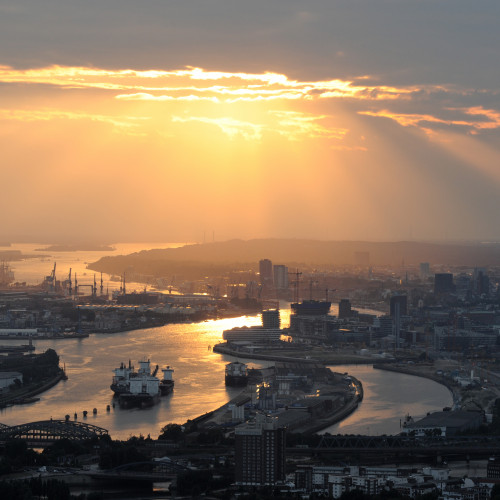 2009: Die Elbe stromabwärts mit der Großbaustelle HafenCity. Foto: Michael Zapf